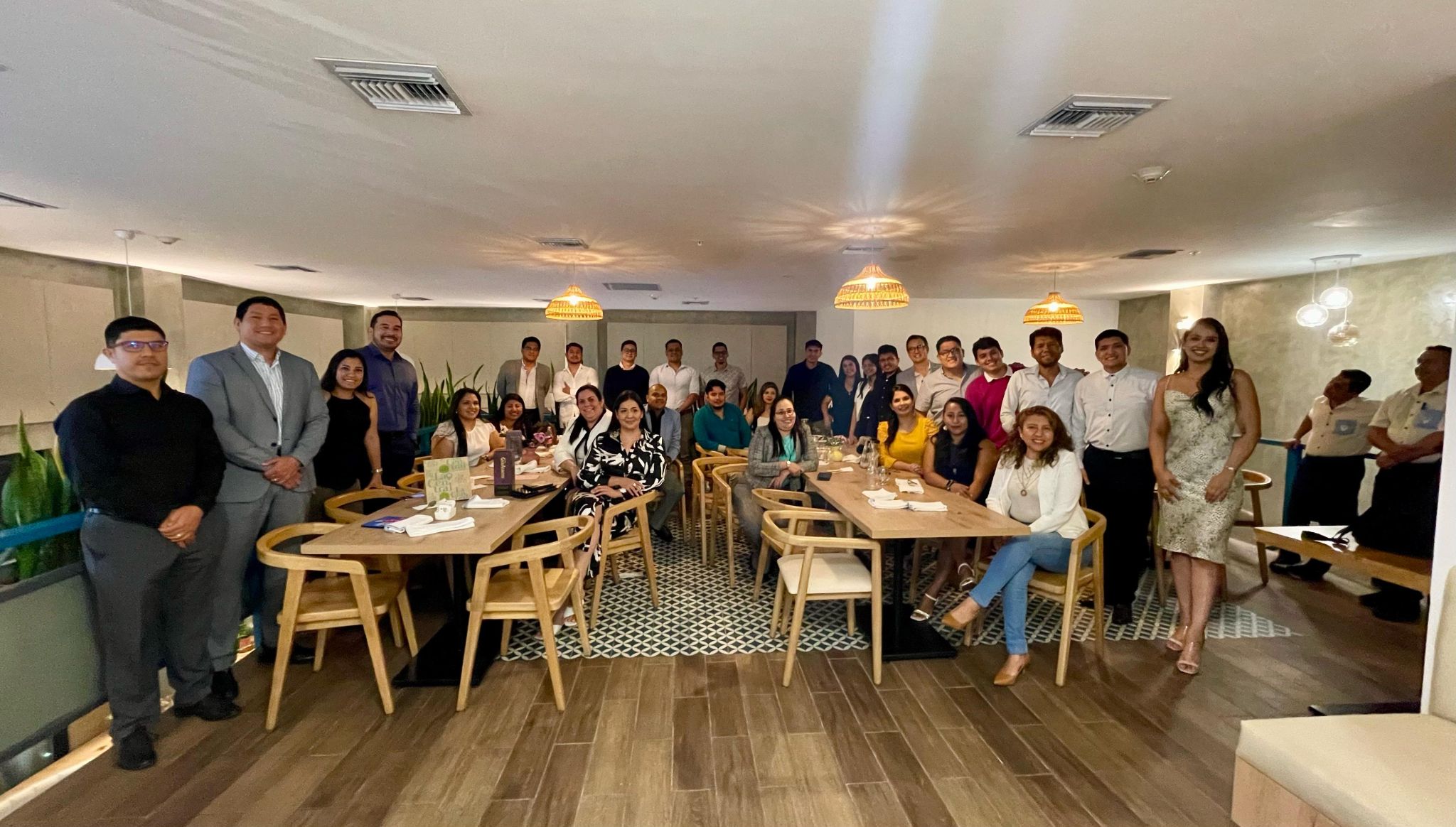 Neyhtan en una cena de trabajo con el equipo de Alfapeople Ecuador