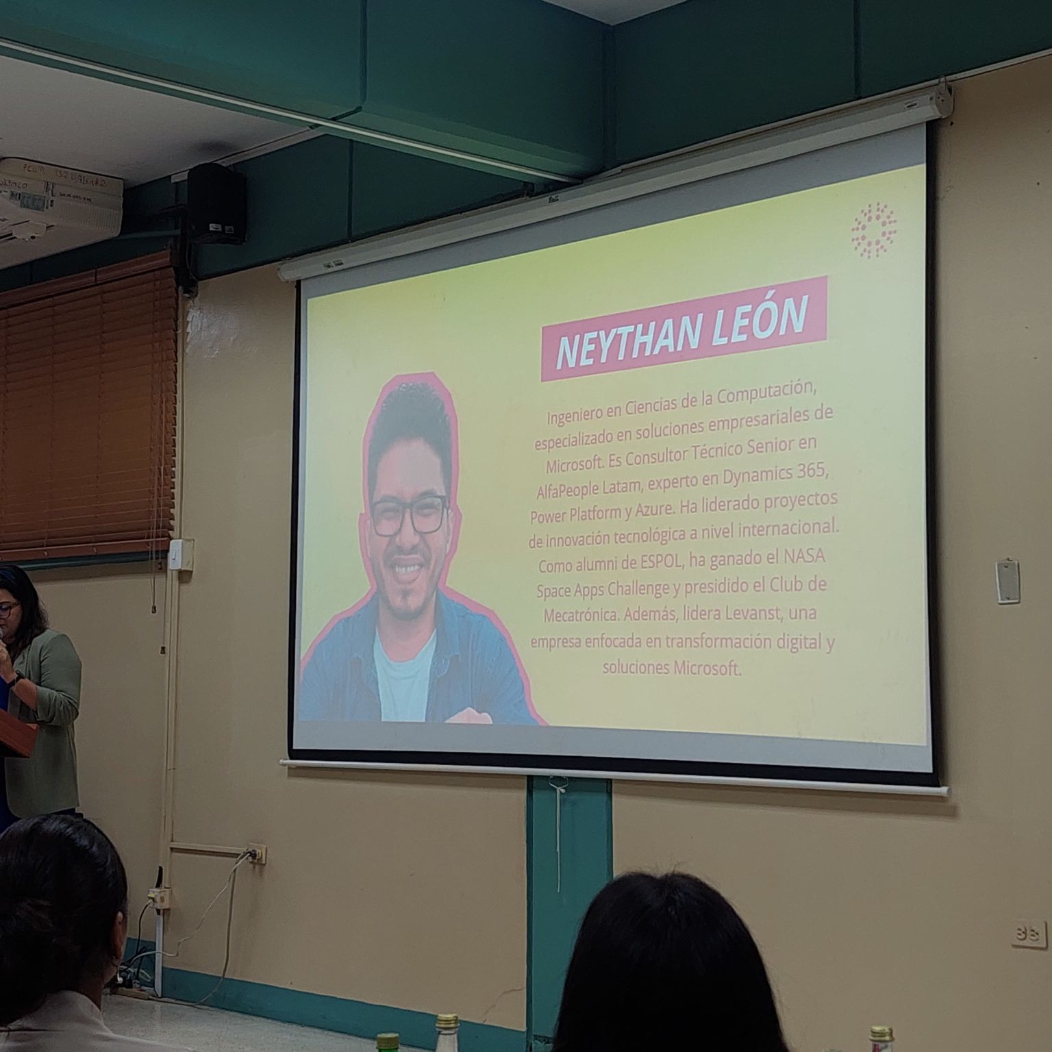 Neyhtan como jurado en el evento HultPrize Espol 2024